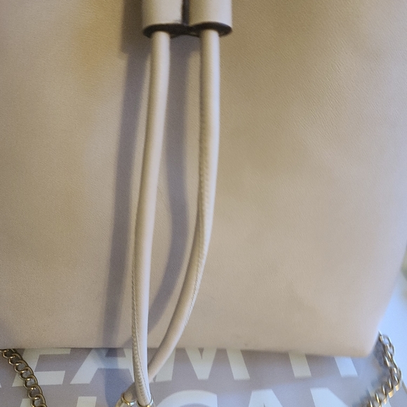 MELIE BIONCO LARGE CROSSBODY W GOLD CHAIN STRAP - Picture 14 of 15
